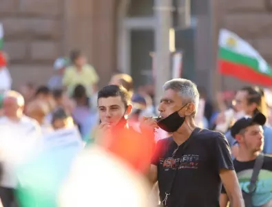 Протестите: Ден 18 – „Оставка!“ Вувузели-7 лв., национални флагове – 4 лв.(ОБНОВЕНА)