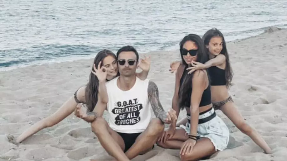 СНИМКИ: Димитър Бербатов почива на плажа със своите 3 принцеси