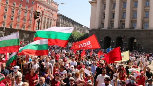 На големия митинг на БСП в София - Корнелия Нинова: Тази власт се пази с бухалка! (ВИДЕО)