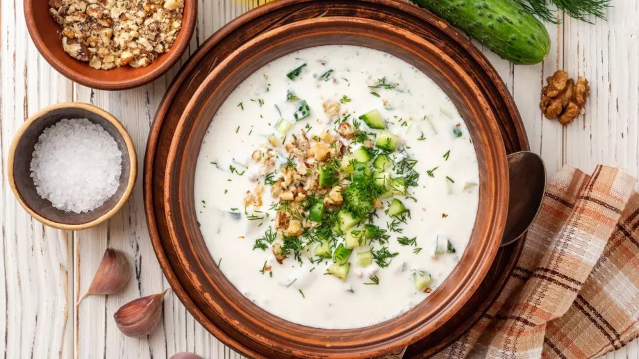 Знаете ли, че тараторът може да се прави и с яйце и сирене?