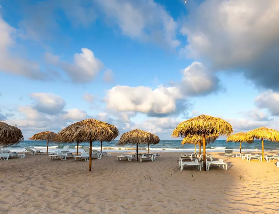 Служебното правителство предлага чадърите на плажа да са безплатни или на половин цена