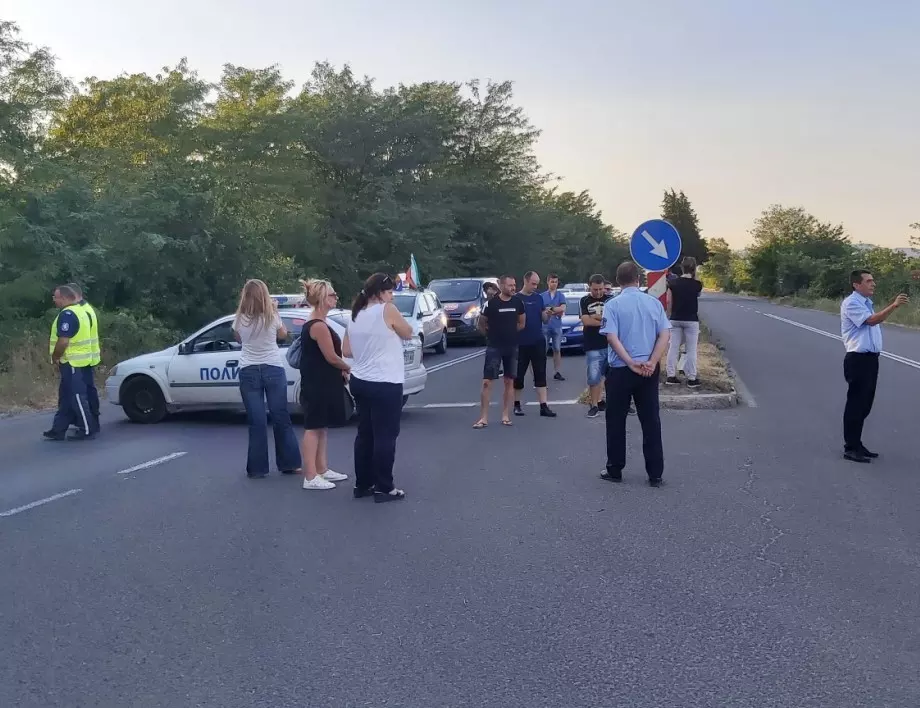 Протестиращи край Стара Загора обвиниха полицаите в провокации