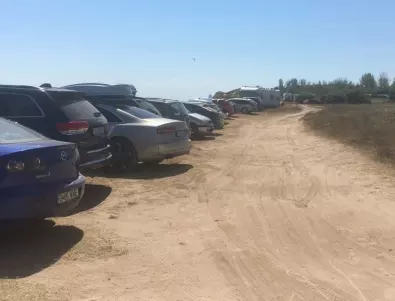 Министерството на туризма сезира МВР за паркирали върху дюни коли