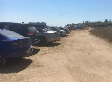 Летовници паркират върху пясъчни дюни в Созопол