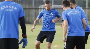 Бившите съотборници в Левски Пламен Крумов и Орлин Старокин си заформиха скандал в Трета лига