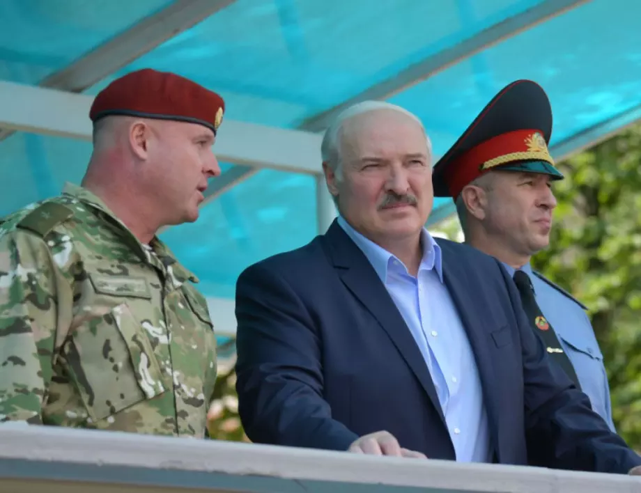 Лукашенко дойде въоръжен до зъби в резиденцията си (ВИДЕО)