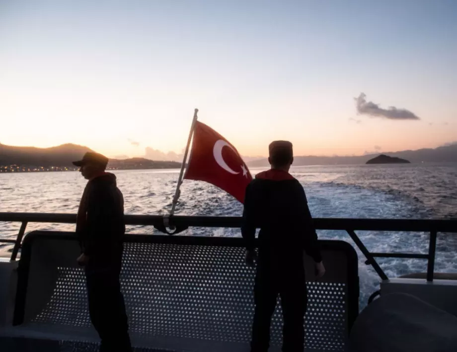 Лодка се преобърна в морето при турския град Фоча, има жертви