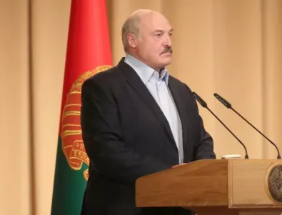 Лукашенко цепи дърва: Да помогнем на нашите братя в Европа да не умрат от студ (ВИДЕО)