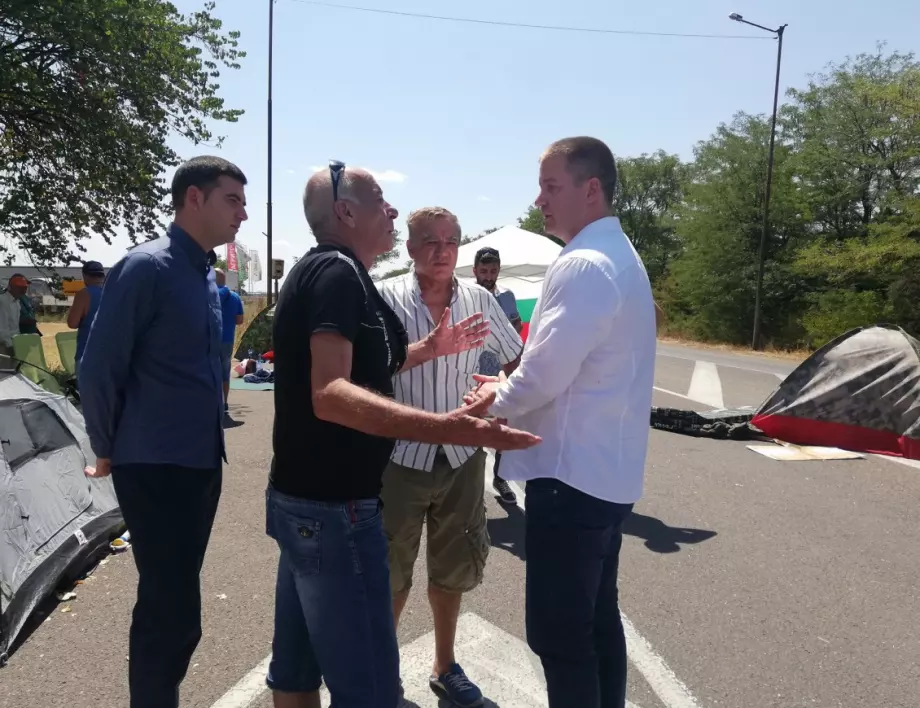 Кметът на Стара Загора посъветва протестиращите да внесат в общината заявление с намеренията си (СНИМКИ) 