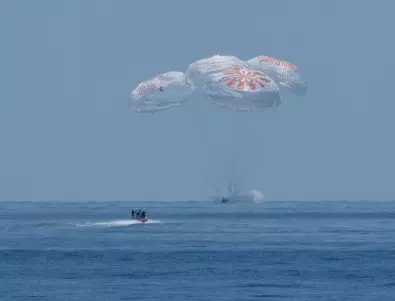 Совалката SpaceX кацна успешно обратно на Земята (ВИДЕО)