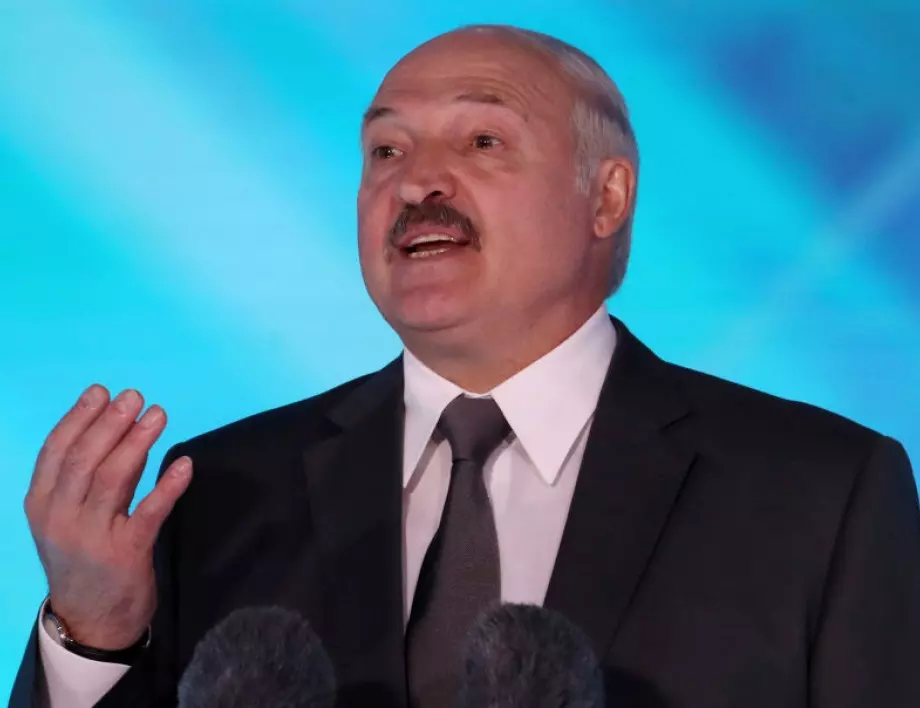 Лукашенко влезе без маска в Covid-болница
