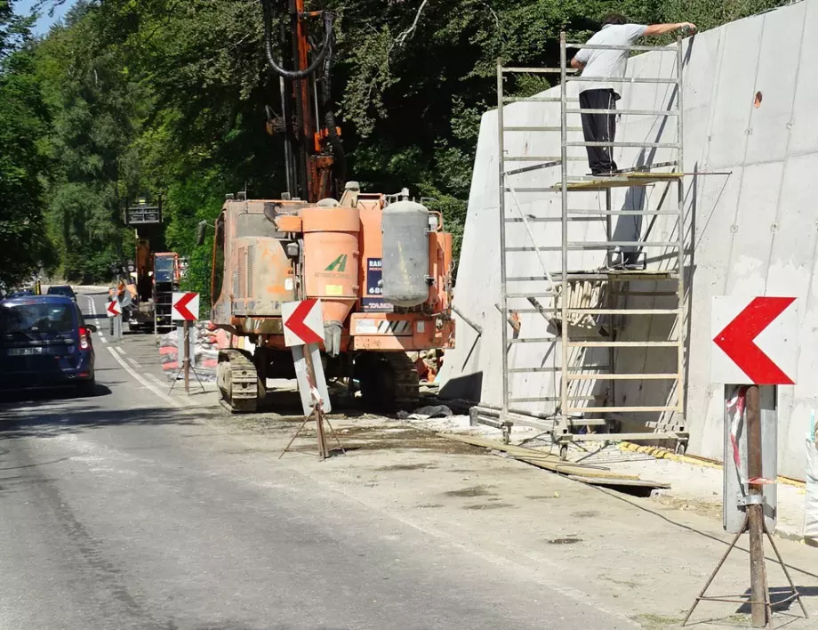 АПИ: Не се ремонтират здрави пътища, пътят до Кръстова гора се прави за безопасност на пътуващите