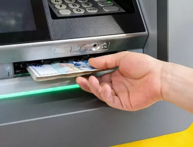 Намаляващият брой банкомати - повече трудности за хората през летния сезон