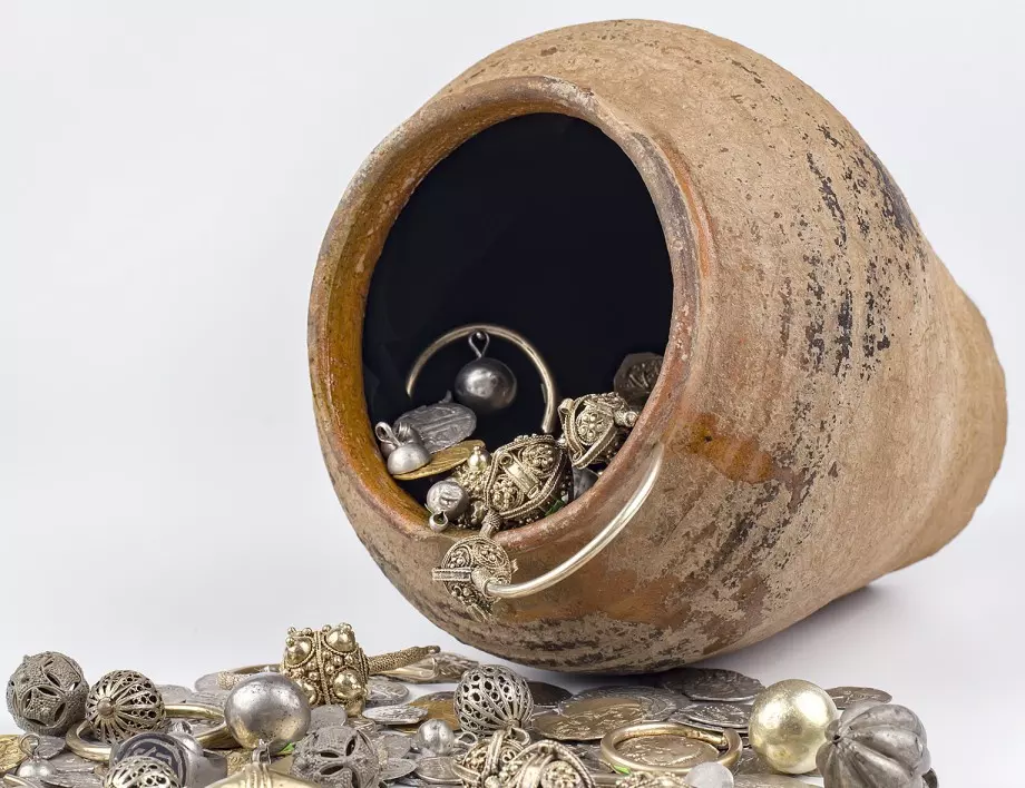 Късмет: Французи откриха златно съкровище при ремонт на къщата си