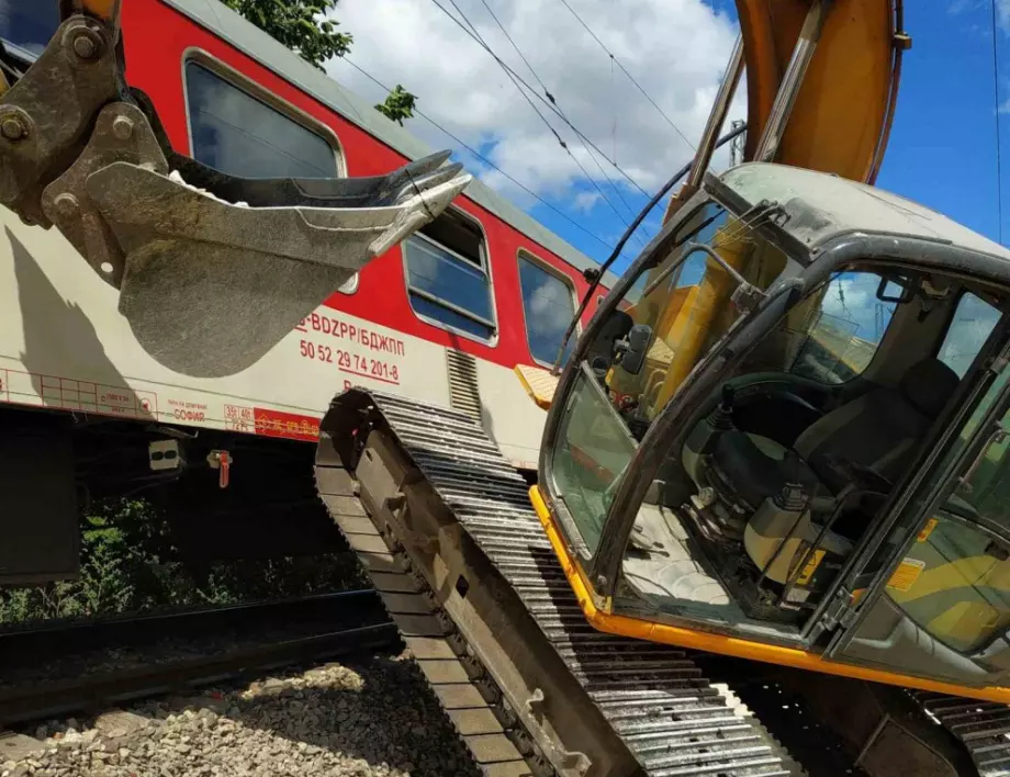 Катастрофа между влак и багер, по маршрута Варна - София