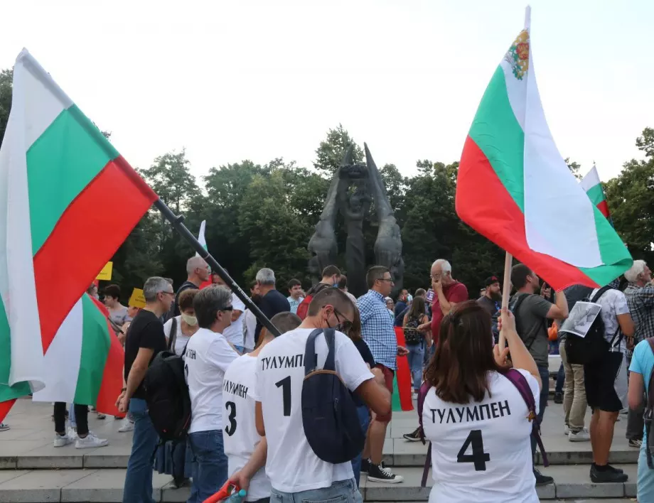 Протестиращи опънаха палатки на възлово кръстовище в центъра на Пловдив (ОБНОВЕНА)