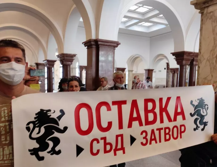От партия "Възраждане" влязоха в Съдебната палата, за да връчат оставката на Гешев (ВИДЕО)