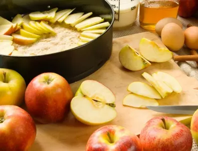 Рецепта на деня: Лесен ябълков сладкиш 