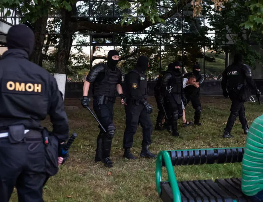 Спецчасти стрелят по хора, протестиращи от балконите си в Минск