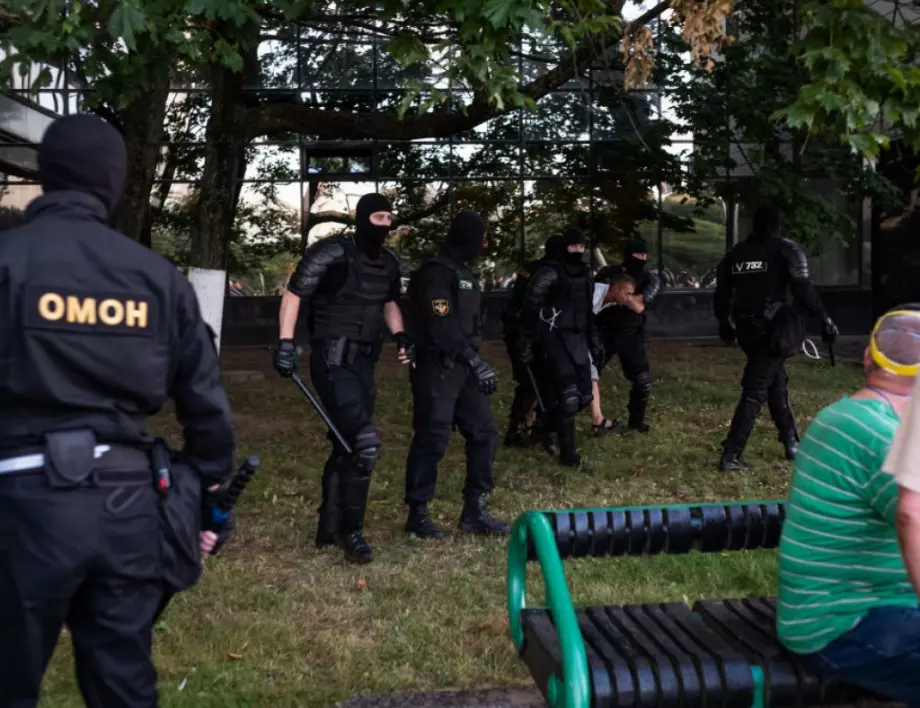 Протестиращи пребиват полицаи, опитващи да арестуват демонстрант в Беларус (ВИДЕО)