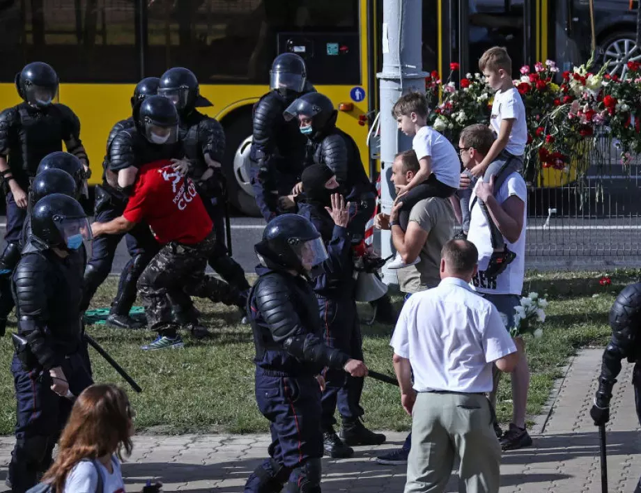 Полицията арестува протестиращи студенти в Беларус