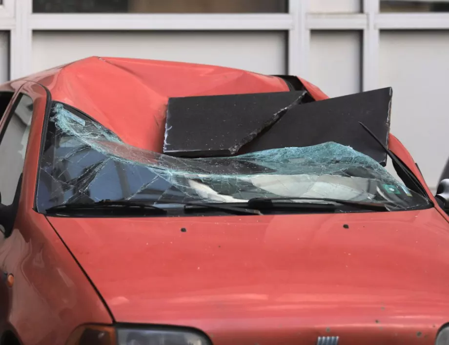 Паднала плоча е смачкала автомобил пред НАП в София (СНИМКИ)