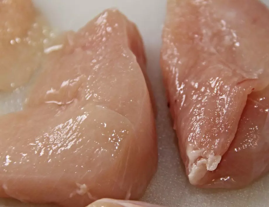 Защо НЕПРЕМЕННО да осолите пилешкото месо, преди да го поставите във фризера 