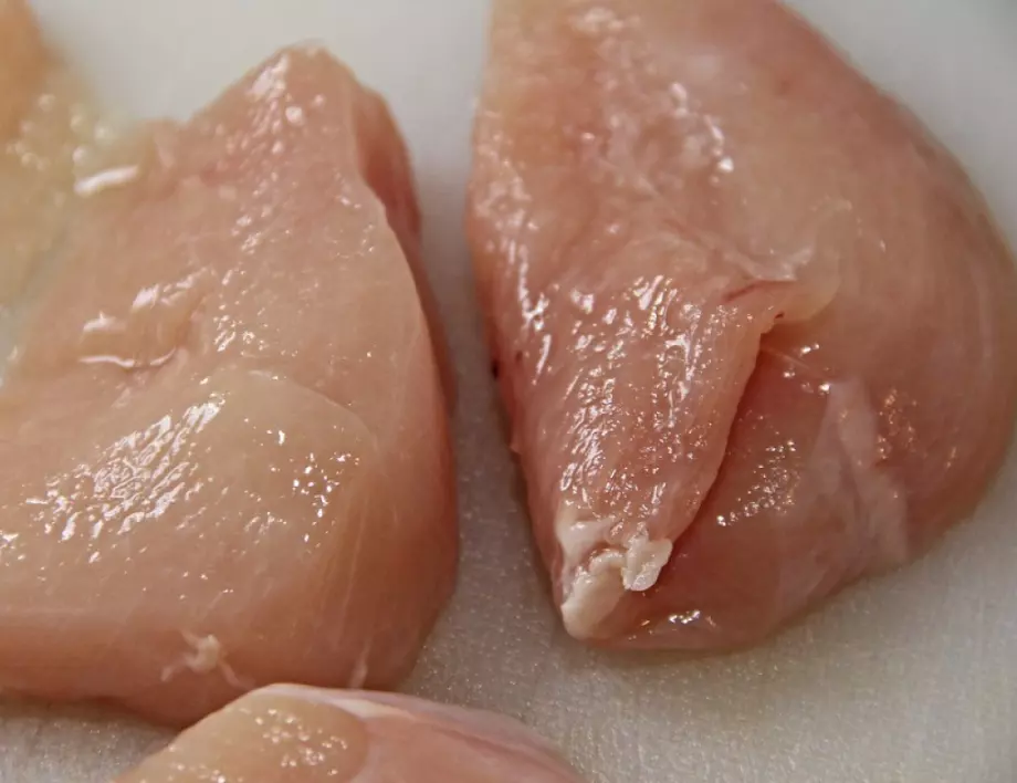 Не мийте пилешкото месо преди готвене, става опасно