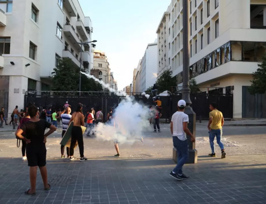 Нова година в Ливан - масова стрелба, убит човек и дори повредени самолети