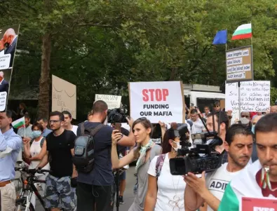 Мълчалив протест с вързани очи пред посолството на Германия (СНИМКИ)