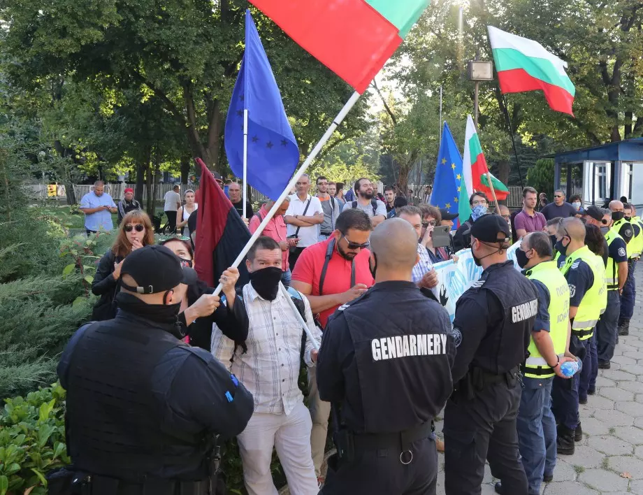 Протестиращи блокираха движението към "Дунав мост"