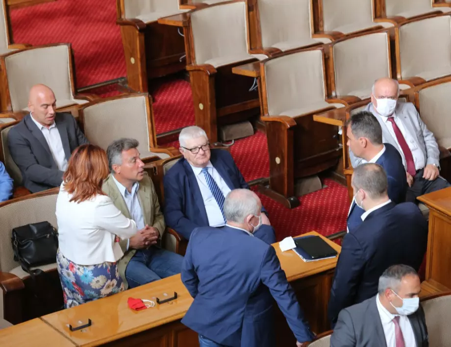 Управляващите саботираха изслушването на Борисов и не събраха кворум в парламента