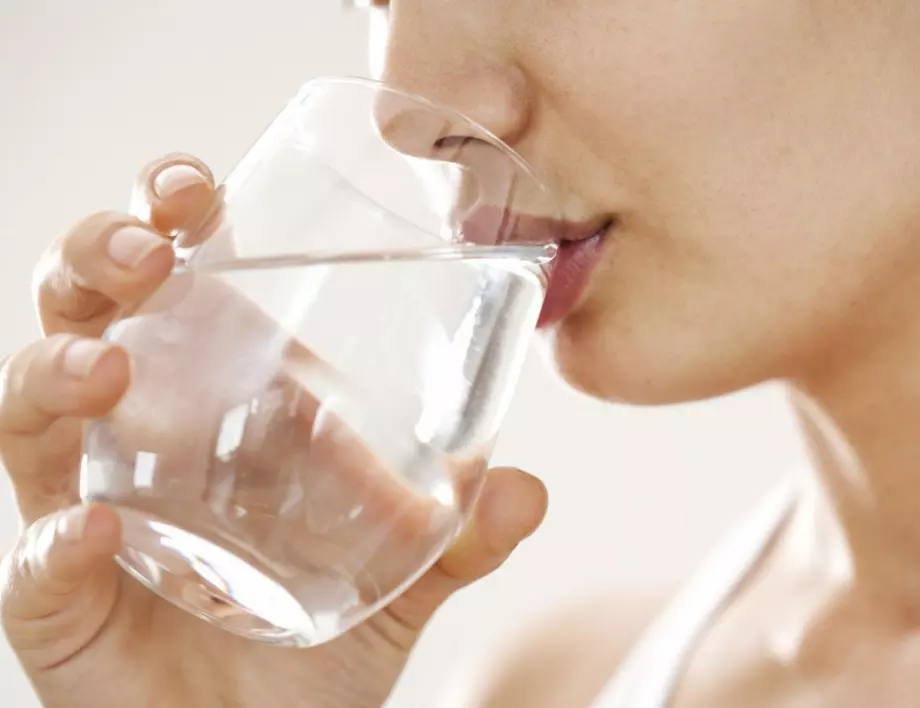 Вредно или полезно е да се пие вода по време на хранене? 