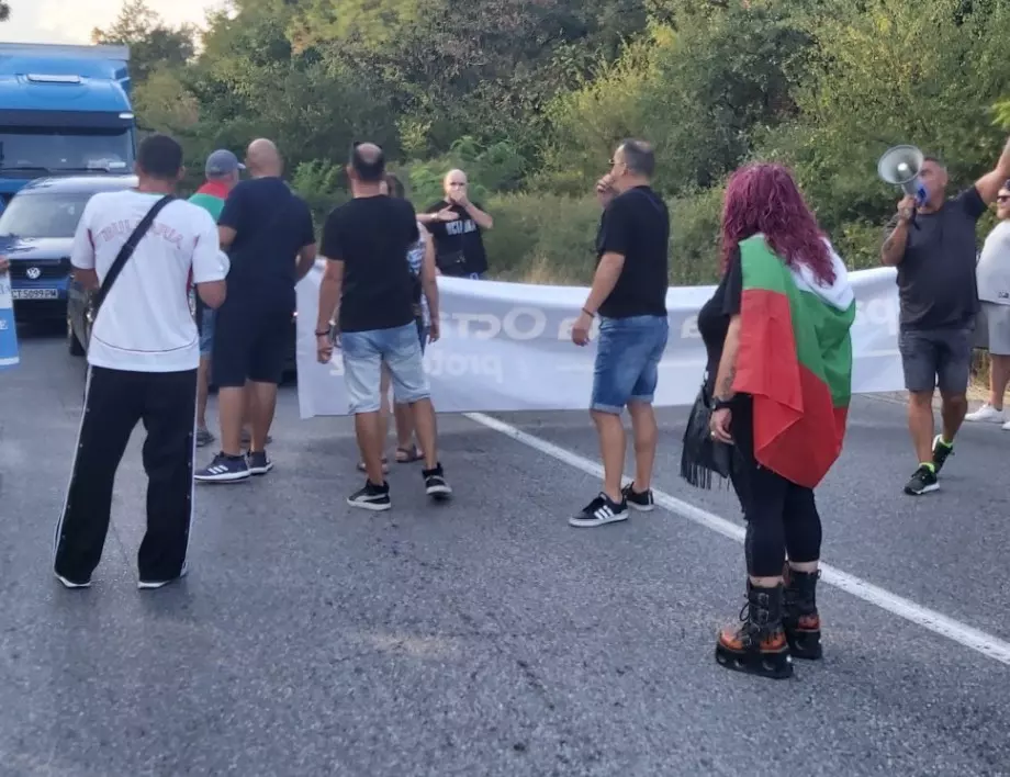 Протестиращи блокираха отново Прохода на републиката и Дунав Мост (ВИДЕО)