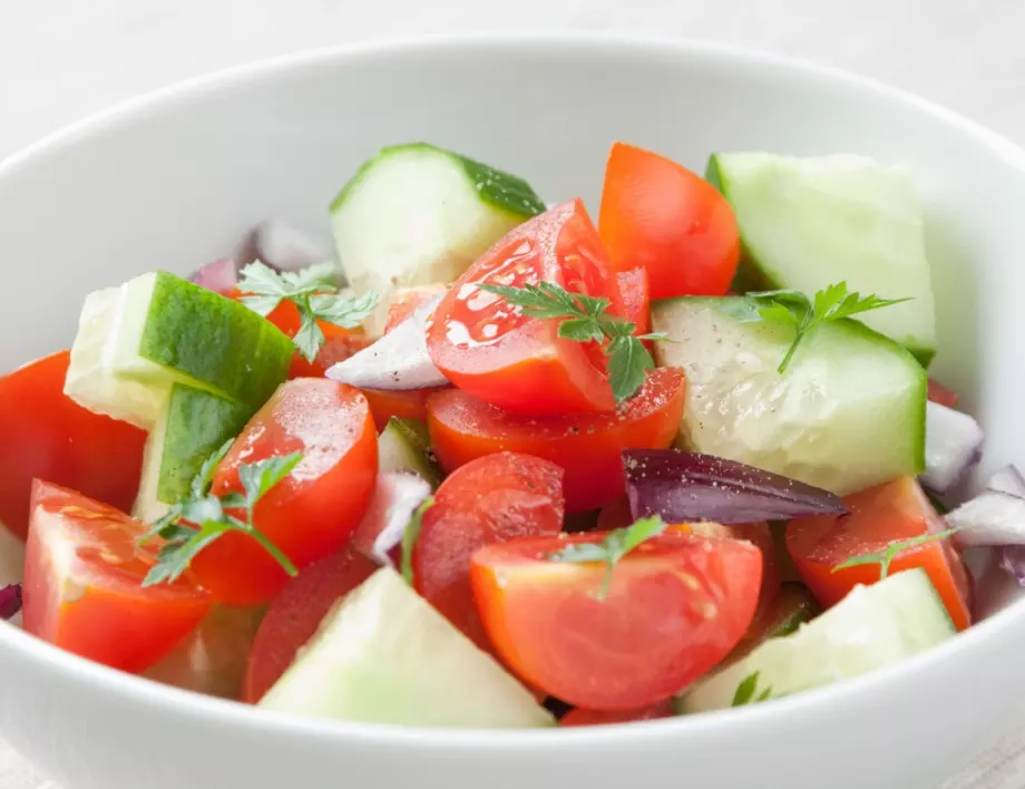 Защо НИКОГА не трябва да комбинирате краставици и домати в салата?