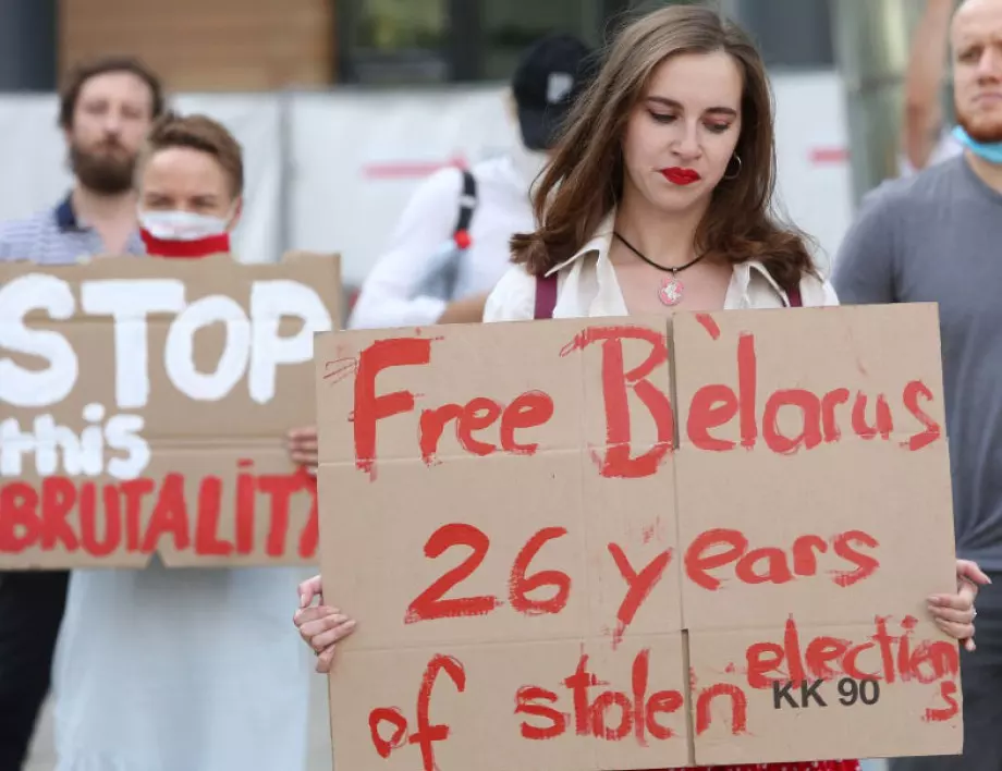 Хиляди изпратиха с аплодисменти ковчега на протестиращ демонстрант в Минск (ВИДЕО)