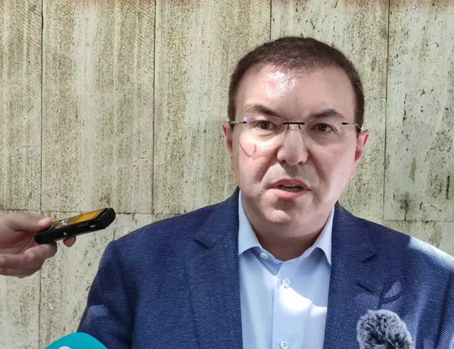 Костадин Ангелов: Разкриваме допълнителни места в болниците, има проблем с екипите на първа линия