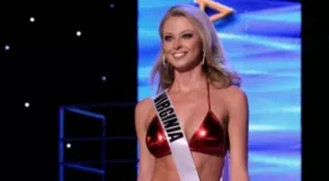 СНИМКИ: Бивша Мис САЩ, сега кечистка, преби гаджето си с верига за куче