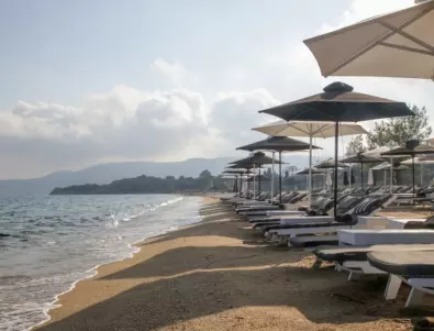 Хотелиер постави незаконно чадъри и шезлонги на плаж в Несебър