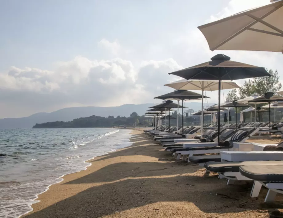 Хотелиер постави незаконно чадъри и шезлонги на плаж в Несебър