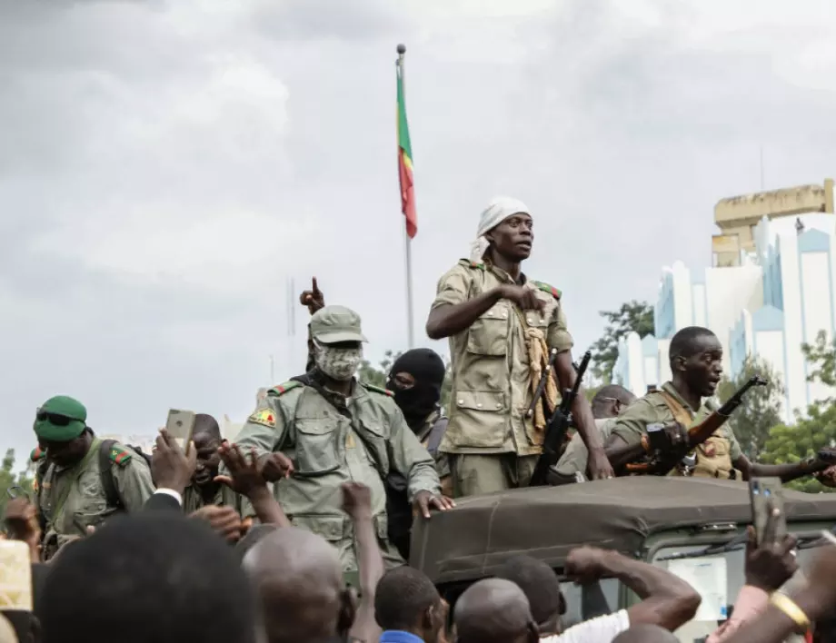Международният натиск заради военния преврат в Мали се засилва