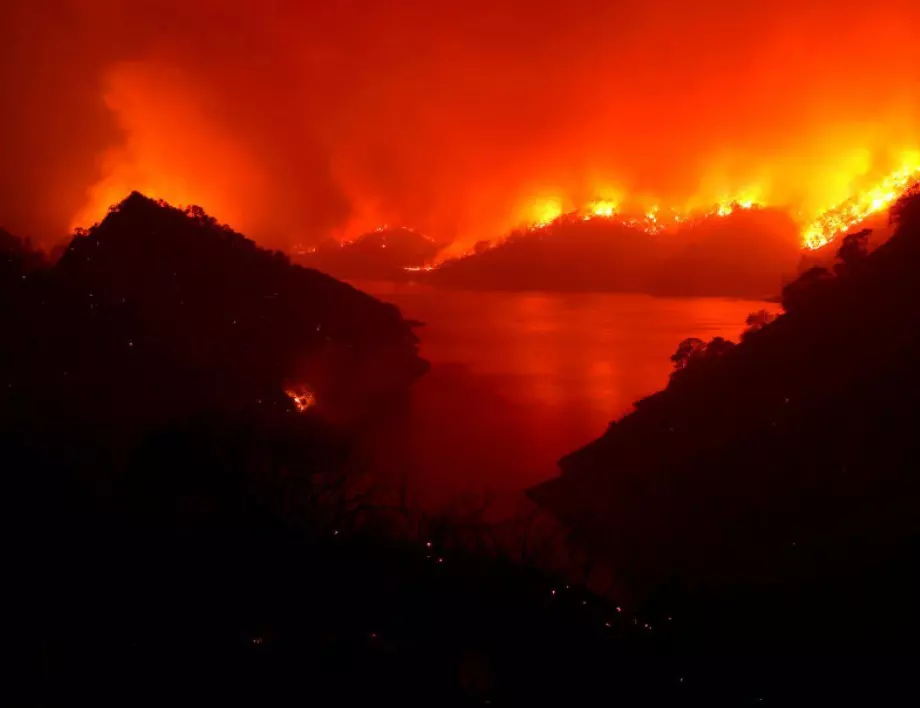 Гръцки огнеборци с надежда да овладеят горски пожар 