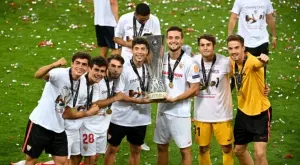 Севиля посвети триумфа в ЛЕ на починалите Рейес и Пуерта