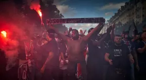 След загубата на ПСЖ - истински ад в Париж, сблъсъци с полицаи, пожари, грабежи (ВИДЕО)