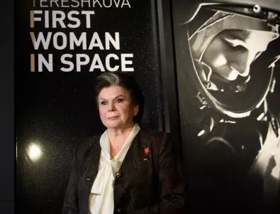 Украйна демонтира паметник на космонавтката Валентина Терешкова и го запрати в Музея на терора