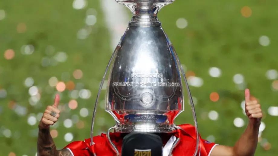 ВИДЕО+СНИМКА: Играч на Байерн нахлупи купата от Шампионска лига на главата си
