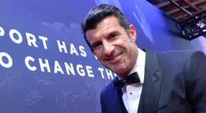 ВИДЕО: Луиш Фиго игра в исторически мач, провел се в самолет и на 6 км. височина