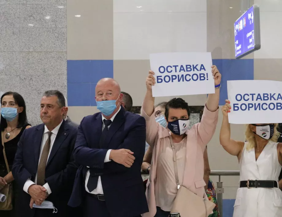 "За" и "против" властта: Протести при откриването на метрото (СНИМКИ)