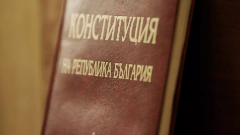 Кой казва "Заклевам се в името на Република България"?