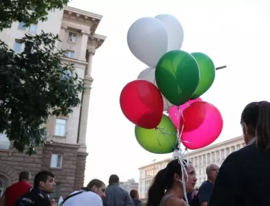 Протестите: Ден 50 – Балони с цветовете на трибагреника полетяха над София (ОБНОВЕНА)
